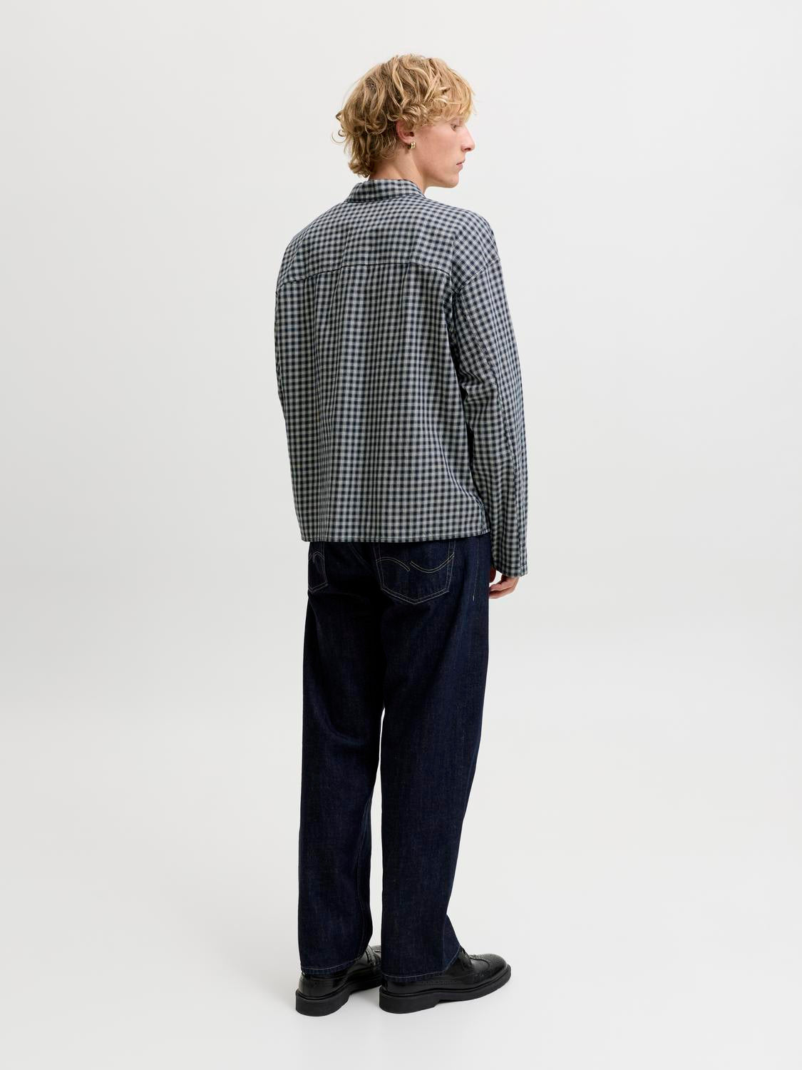 model_shot-back